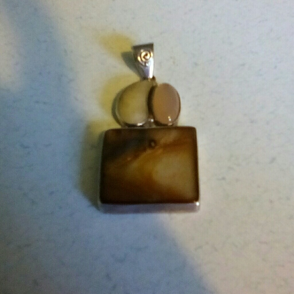 Sajen Shell & Moonstone Pendant